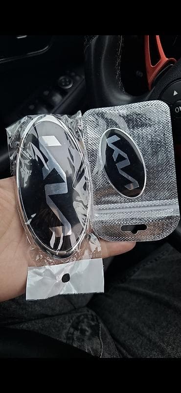 Avtomobil üçün emblem dəsti – KIA üçün uyğun - Rəng: qara fon, gümüş