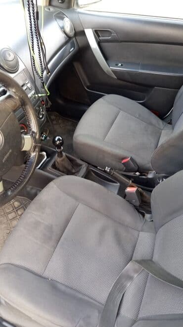 lizinq satilan avtomobiller: Chevrolet Aveo sedan – ağ rəng Xüsusiyyətlər: - Kuzov: 4 qapılı — 5