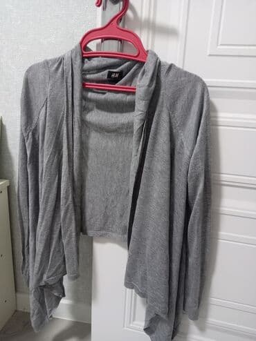 Kurtkalar: Boş kəsimli, nazik toxunuşlu, boz rəngli qadın kardiganı. Bu rahat — 1