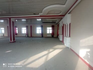 Geniş və işıqlı tədbir zalı/kommersiya məkanı. Açıq planlı, sütunlu