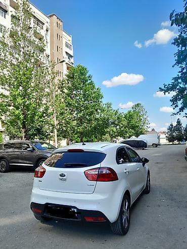 t 50 traktor: Kia Rio hatchback – ağ rəng, 5 qapı. Xüsusiyyətlər: - Kuzov: kompakt — 3