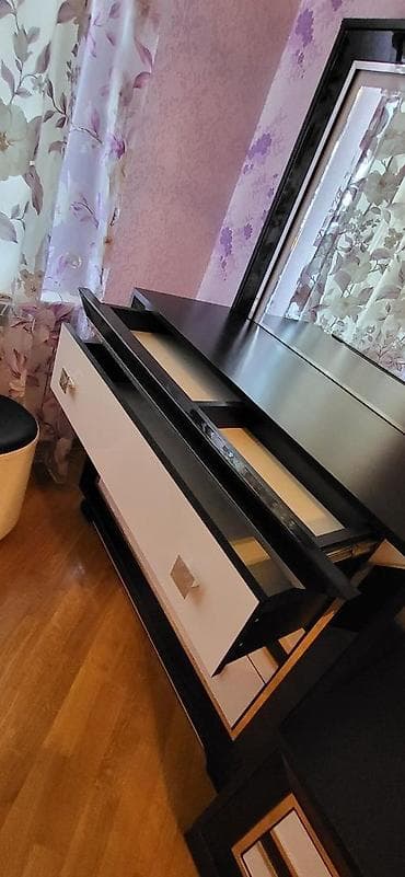 islenmis qapi satiram: Yataq otağı 600 manata satılır. 4000 manata alınıb. Az işlənib. Heç — 4