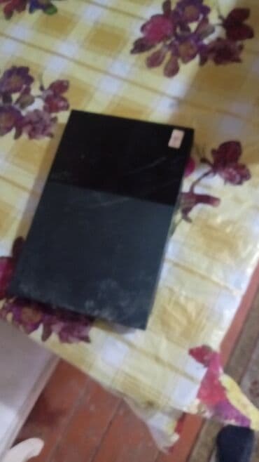 жёсткий диск: PlayStation 2 konsolu, əsasən qara rəngdədir. Şəkillərdən birində — 2