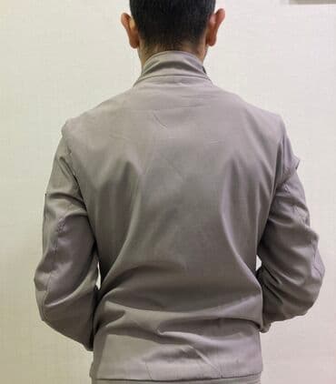 boz rəngli kişi gödəkçəsi: Kişi üçün boz rəngli yüngül qısa qollu olmayan jaket. Xüsusiyyətlər — 2