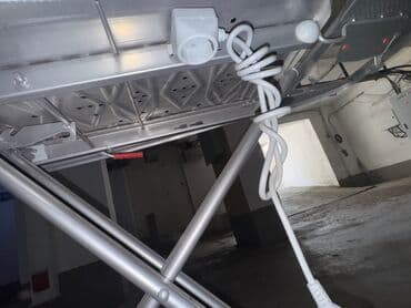 dəmir lövhə: Dəmir ayaqları və qırmızı ucluqları olan boz rəngli ütü masası. Ütü — 3