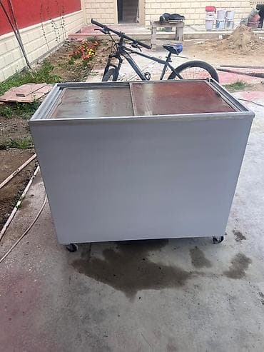 Ticarət üçün şaquli deyil, üfüqi tipli dondurucu vitrin. - Üstü