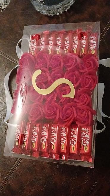gül buket: Hədiyyə qutusu – qırmızı gül kompozisiyası və KitKat mini şokoladları — 1