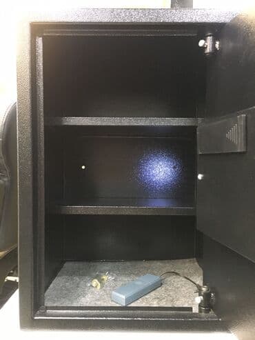 копилка на 100 тысяч сом таблица: Hundurluk 50sm Derinlik 30sm Eni 35sm Seyf iki acar ve kodile isleyir — 2