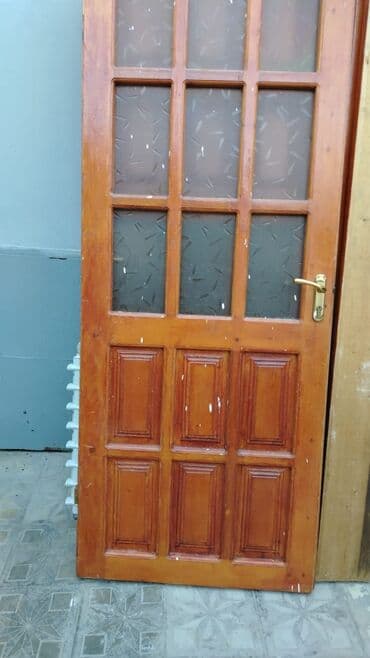 işlənmiş taxta qapı: Taxta şüşəli qapı - Material: təbii ağac gövdəsi, laklanmış səth - — 2