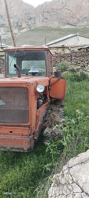 maşın sukanları: DT-75 tırtıllı traktor - Tırtıllı yürüş sistemi: geniş tırtıl — 1