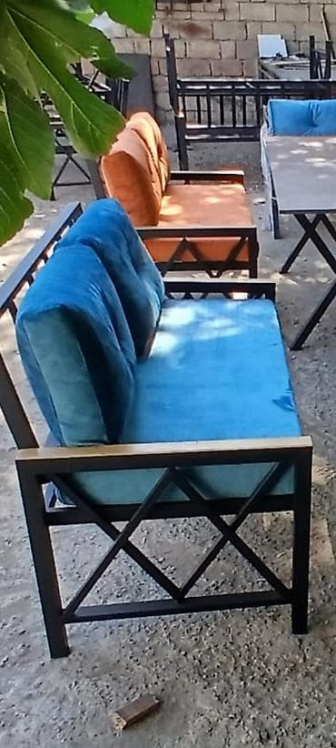 divan masası: Metal karkaslı bağ/kafe mebelləri dəsti. Tərkib: - 2 ədəd üç nəfərlik — 1