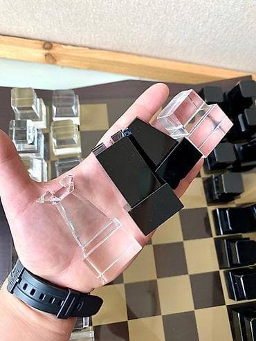 Шахматы: Kolleksiyalıq komplekt şahmat taxtası. -Şəffaf və qara şüşə figurlar — 8