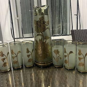 Şüşə sürahi və stəkan