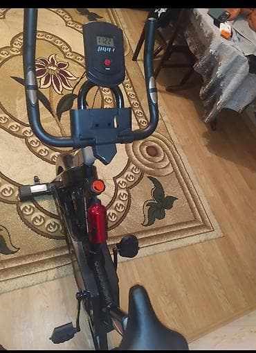 Qara rəngdə olan bu stasionar velosiped, evdə idman etmək üçün əla