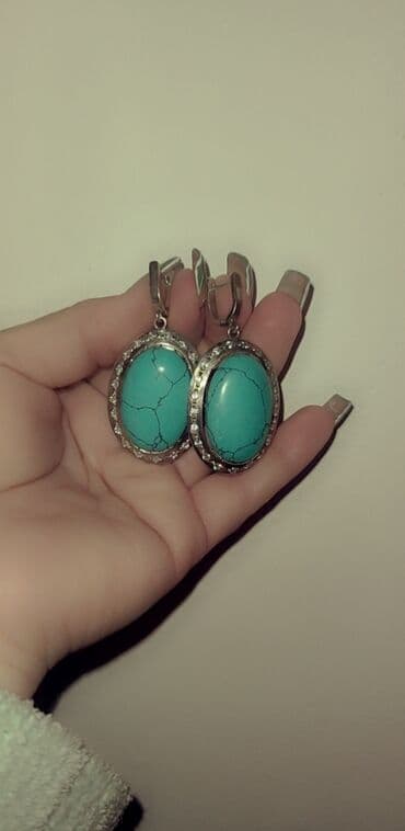 zümrüd qaşlı üzüklər: Sırğa, Ünvandan götürmə — 5