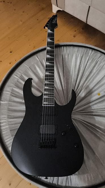 ucuz gitar: Ibanez elektrik gitara – mat qara rəng, “superstrat” korpus forması — 1