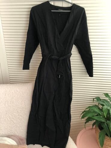 Qadın geyimləri dəsti 1) Qara don - Uzun, V-yaxa, sarğı (wrap)