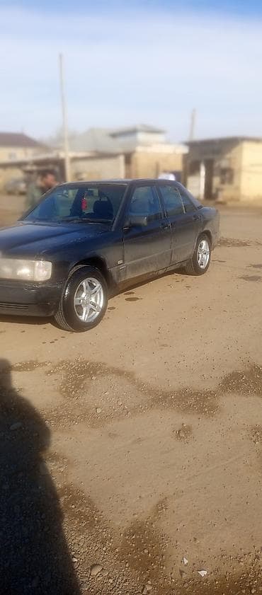 Sedan tipli minik avtomobili - Kuzov: 4 qapılı sedan, tünd rəng -