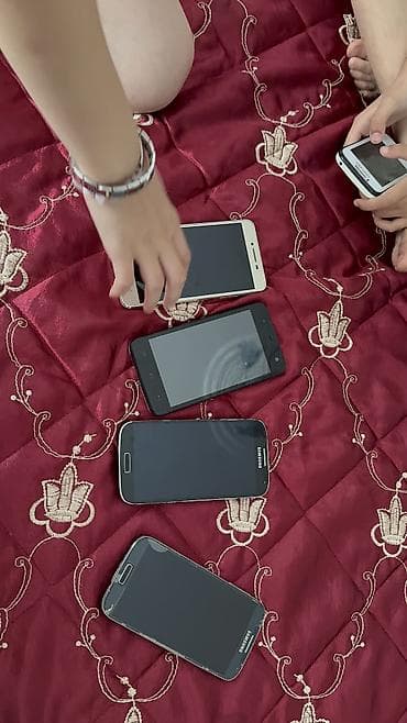 5 ədəd köhnə smartfon, vəziyyəti məlum deyil, zapçastlıq satılır