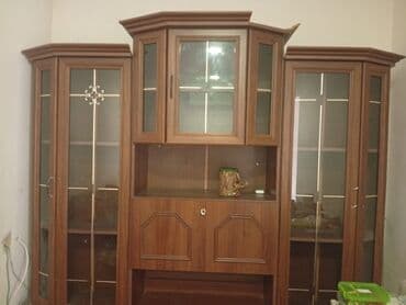 Şüşəli dolab vitrini