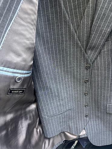 paltar kisi: Klassik kişi kostyumu – boz rəngdə, incə ağ şaquli zolaqlı “pinstripe” — 3