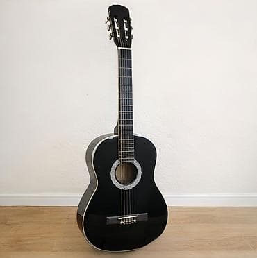 Qara klassik gitara – 4/4 ölçü çantası ilə birlikdə. Az işlənmiş