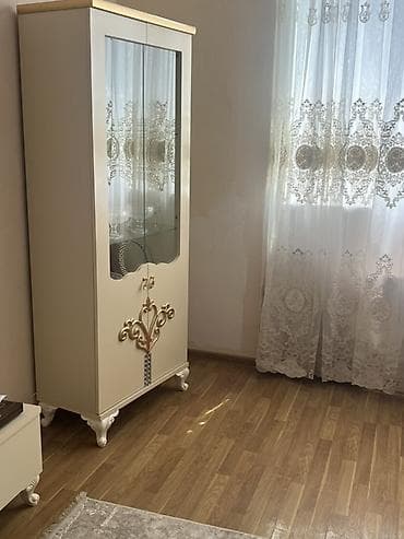 Klassik üslubda vitrin şkaf - Rəng: krem/bej tonları, üst hissədə