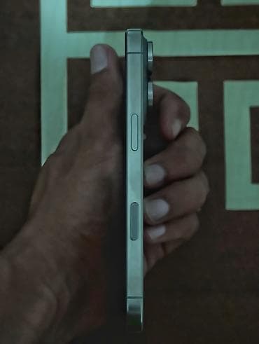 apple macbook: IPhone 16 Pro, 256 GB, Natural Titanium — 3