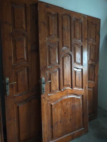 meyvə tərəvəz dükanı: Qəhvəyi rəngli taxta teksturalı interyer qapısı. Qapının üzərində — 2