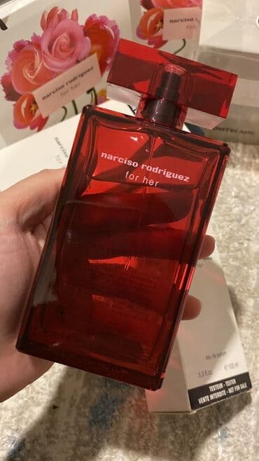 narciso rodriguez 50 ml qiymeti: Narciso Rodriguez for Her ətrinin qırmızı rəngli şüşə qablaşdırması — 1