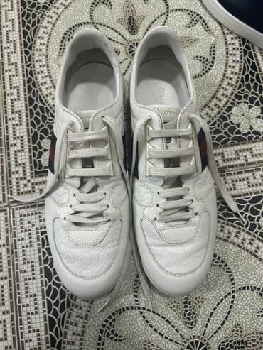 Gucci kişi krossovkası – ağ dəri, monoqram GG naxışlı panellər. -