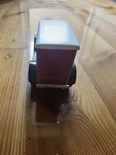 Retro üslubda hazırlanmış “The Locomobile” model oyuncaq avtomobil — 2