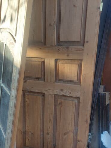 şüşələr: Taxta qapı dəsti - Material: təbii ağac (şam teksturası görünür) — 2