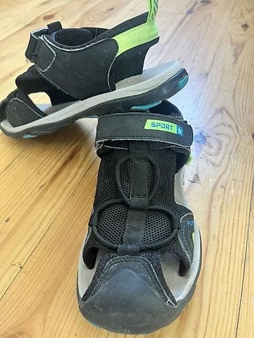 ayaqqabıları: Oğlan Uşağı üçün sandal.
Ölçü üstündə yoxdu, təxmini 38-39 a gedər — 3