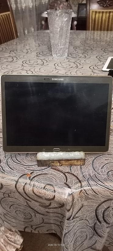 ipad 8: Apple iPad və Samsung Galaxy Tab planşetləri 1) Apple iPad (ağ ön — 3