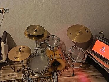 Fleytalar: Akustik zərb alətləri dəsti – akril tomlarla Tərkib: - Bass drum — 4