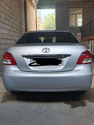 audi a6 2000: Toyota Yaris: 1.3 l | 2008 il Sedan — 2