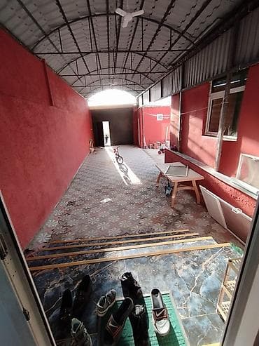 gencede ev: Satılır: həyət evi - Daş hasarlı, dəmir darvazalı həyət. Ön hissədə — 6