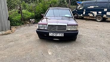 mersedes benz c: Mercedes‑Benz 190 (W201) sedan - Kuzov: 4 qapılı sedan, tünd qırmızı — 7