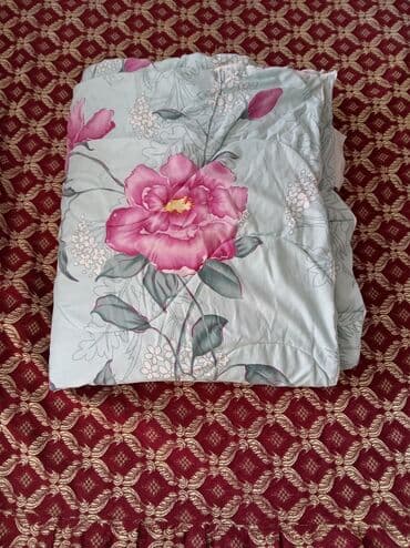 İşıqlandırma: Açıq mavi rəngli üzəri güllü naxışlı orta qalınlıqda sintefon yorğan 1 — 1