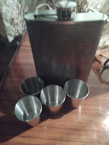 Paslanmayan poladdan cib kolbası (flask) və 4 ədəd metaldan şot stəkan