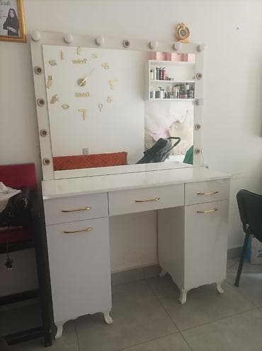 İşlənmiş, Makiyaj üçün masa, Güzgülü