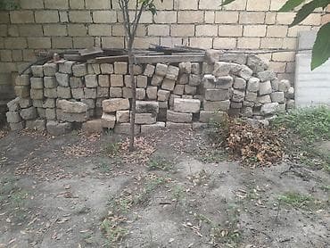 Təmir və tikinti: Məhsul: Kərpic/daş blokları toplusu Təsvir: - Həyətdə yığılmış — 2