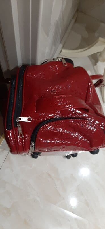 Dəbilqələr: Parlaq qırmızı rəngdə, dəbli görünüşlü çantası. Qısa tutacaqları var — 6