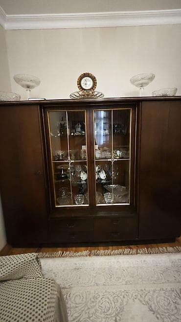 buffet: Klassik üslubda iri vitrinli bufet/dolab - Material: tünd qəhvəyi — 1