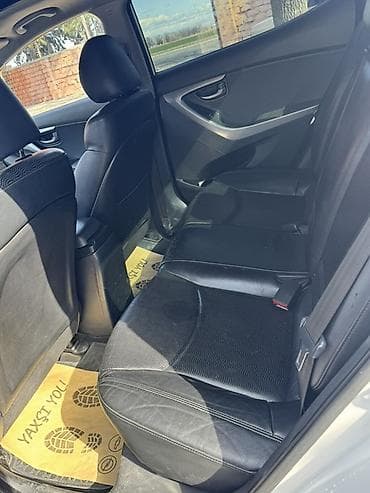 Hyundai Elantra sedan – ağ rəngdə, aerodinamik kuzov və LED ön/arka — 5