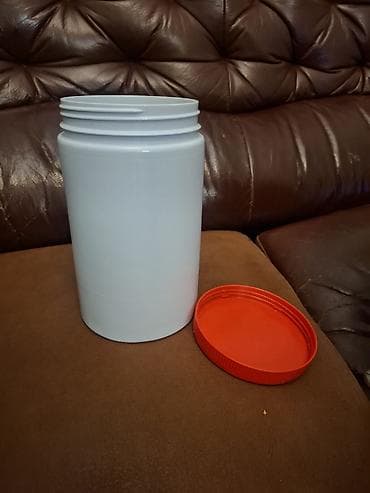 bir balaca sandiqca: Ağ rəngli plastik qab – qırmızı vintlənən qapaqlı - Material: qalın — 3