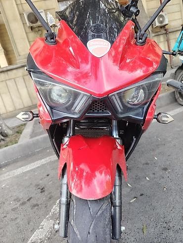tekerler type 1: Qırmızı sport üslubunda motosiklet - Korpus: tam qaplama (full — 9