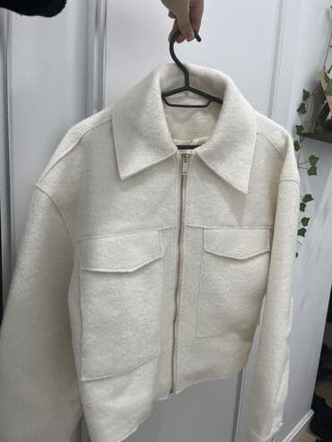 Zara muadil jaket rengi ekru rengidir razmer mene boyuk oldugu ucun