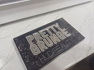 makyaj desti: Huda Beauty Pretty Grunge – 18 rəngli göz kölgəsi palitrası Xonçada — 2